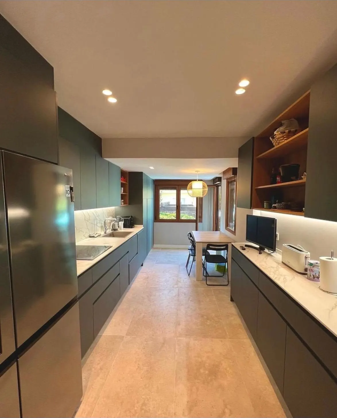 Cocina en dos frentes con office, reformada