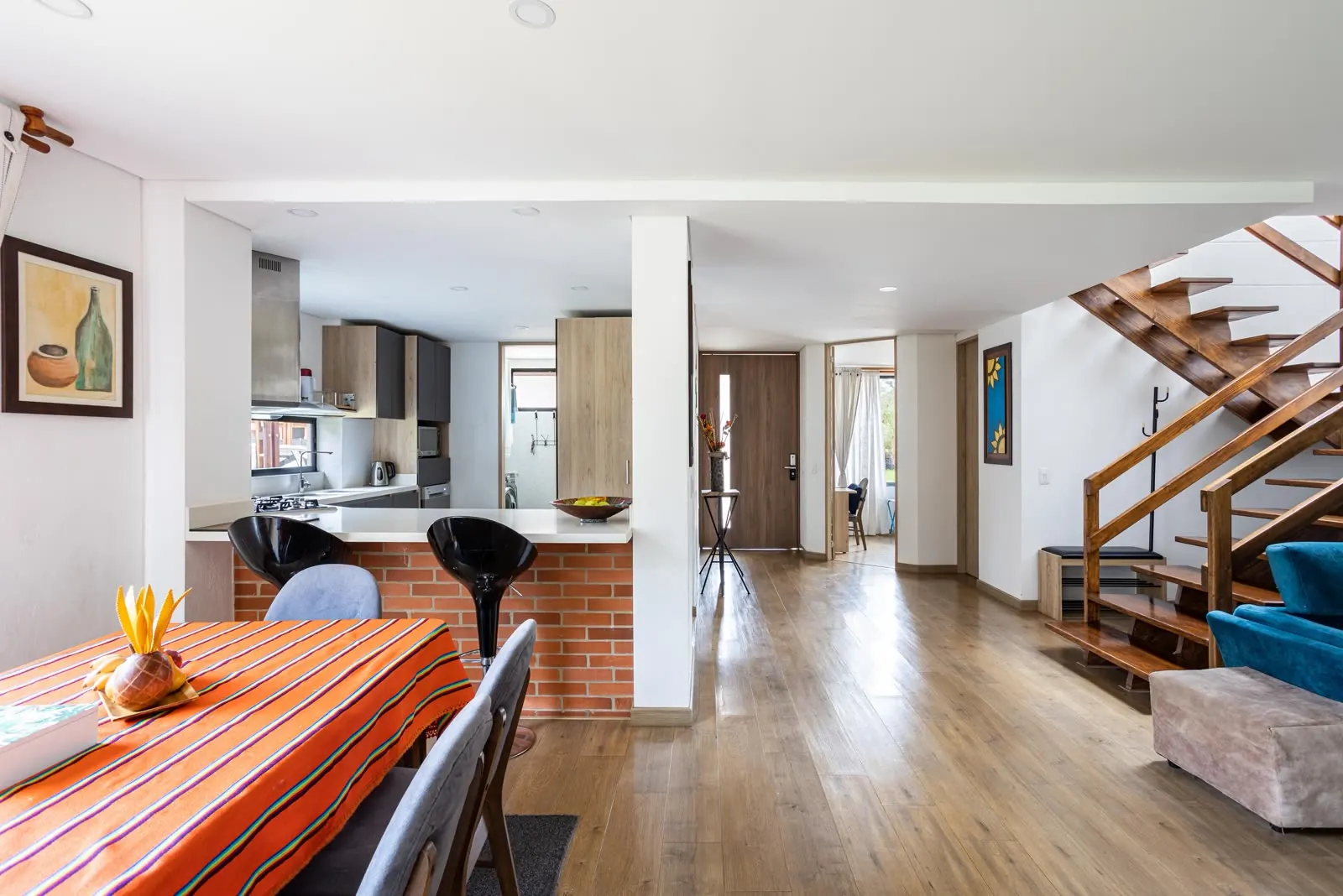 Salón y cocina abiertos de una vivienda antes de reformar