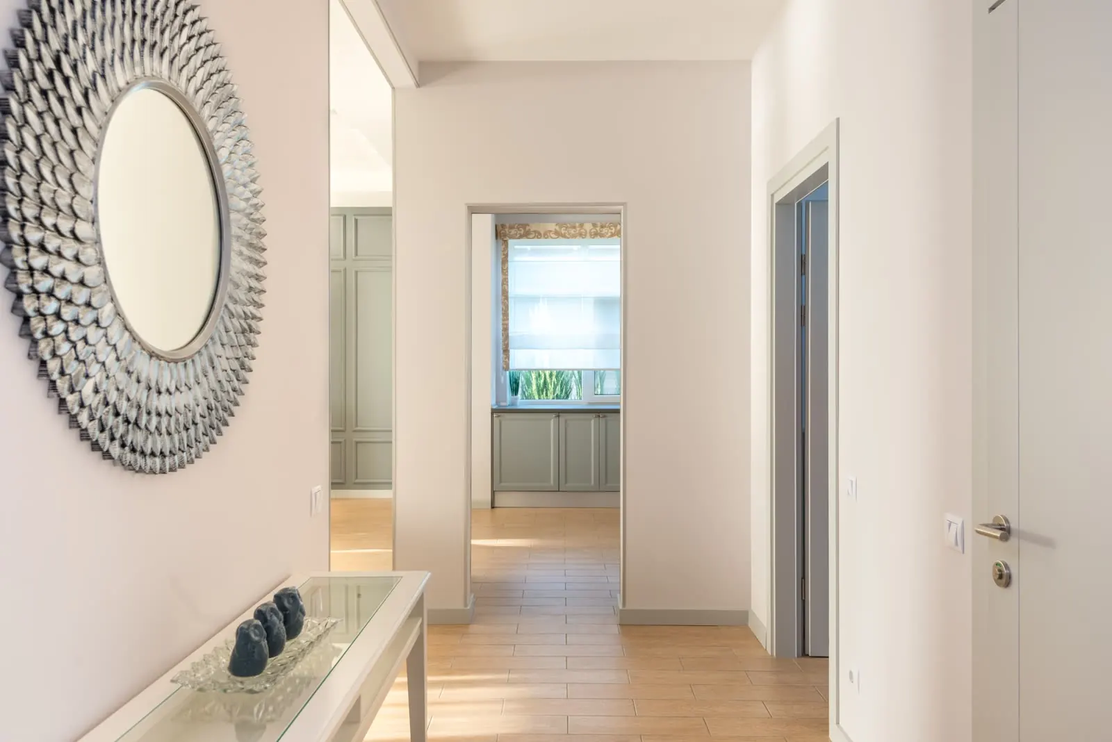 Pasillo interior reformado con acabados claros