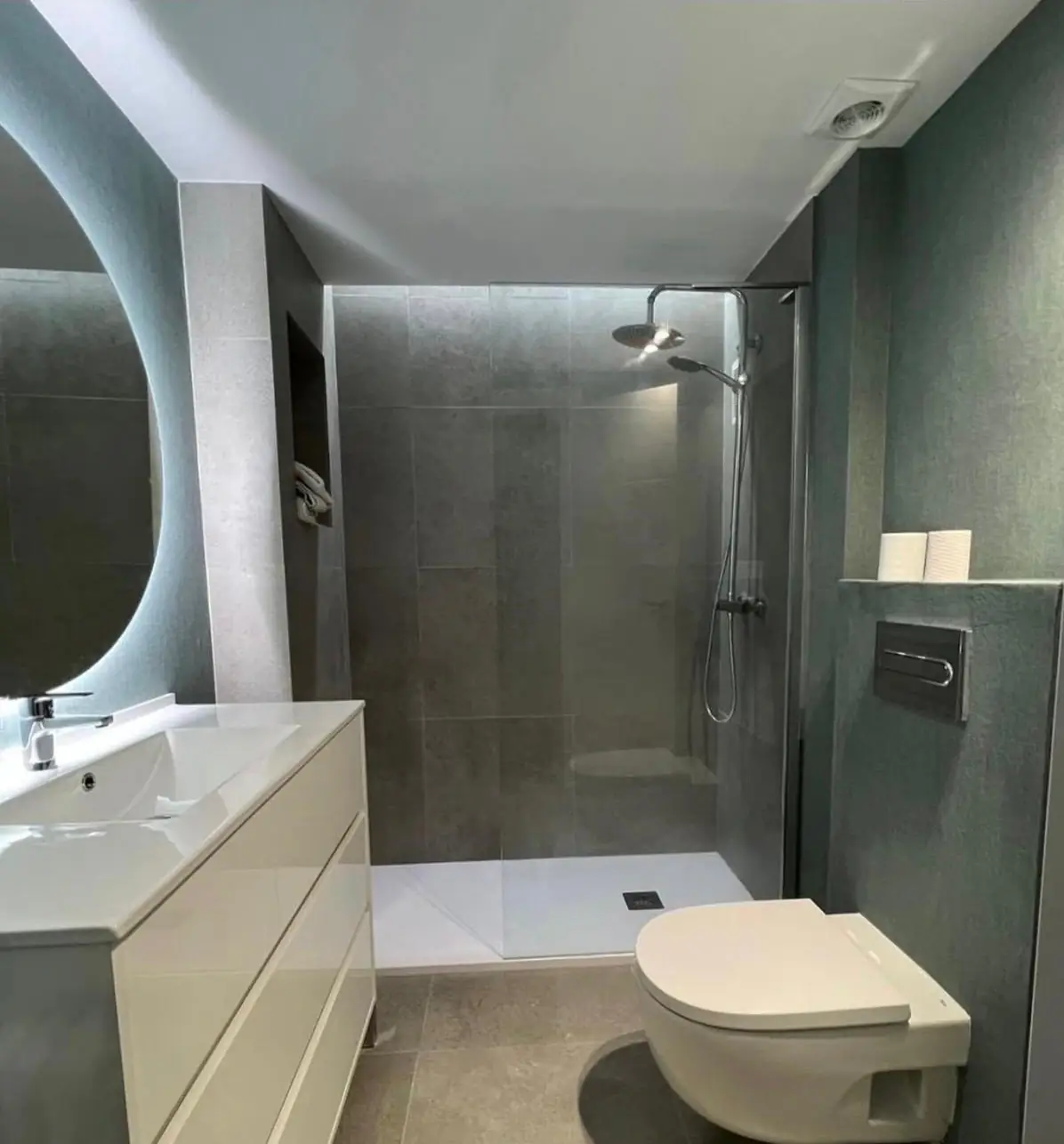 Baño reformado con alicatado nuevo