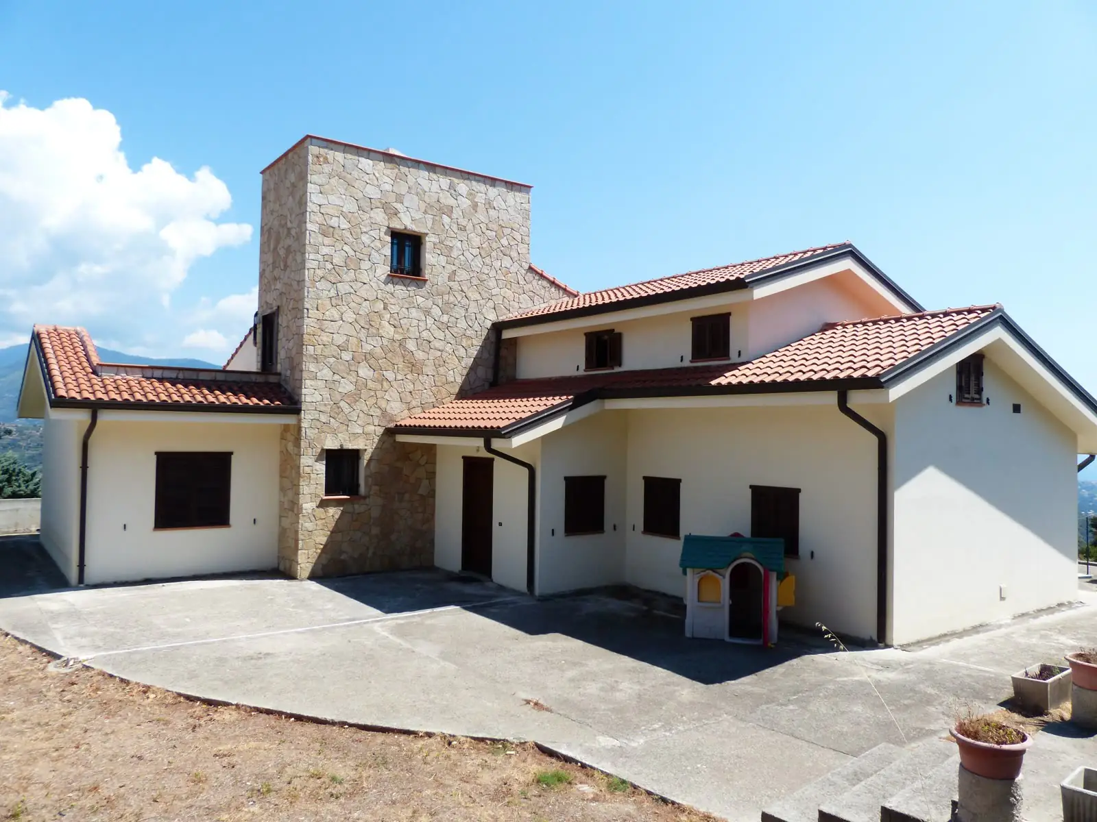 Vivienda con fachada de piedra rehabilitada