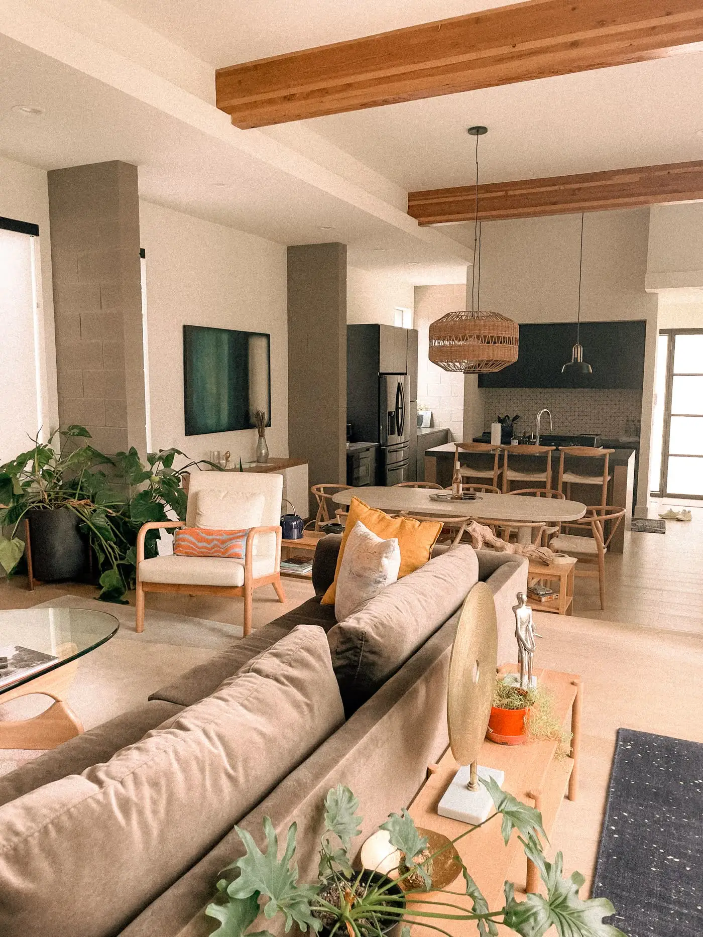Salón y cocina tras una reforma integral