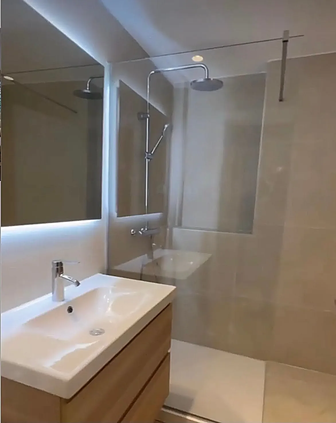 Baño completo con mueble suspendido