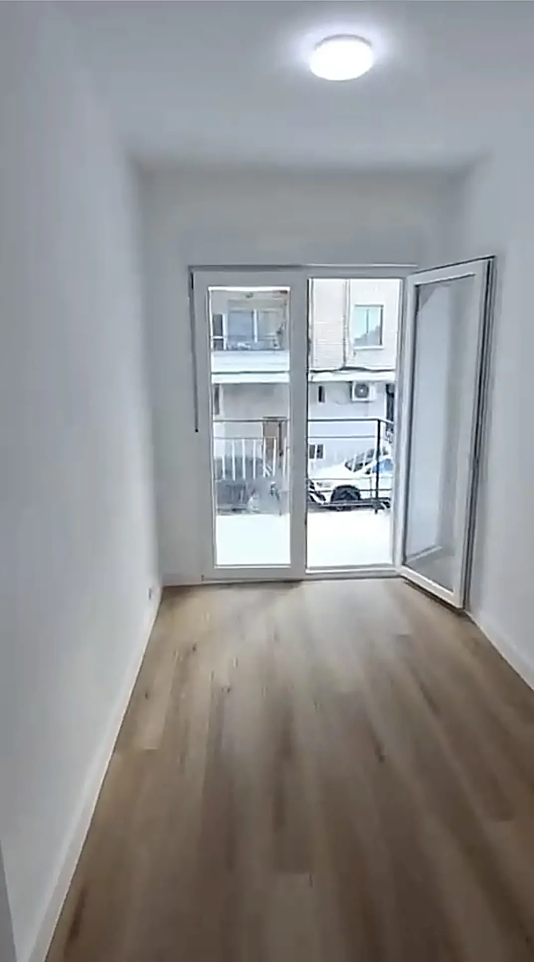 Dormitorio con salida a balcón