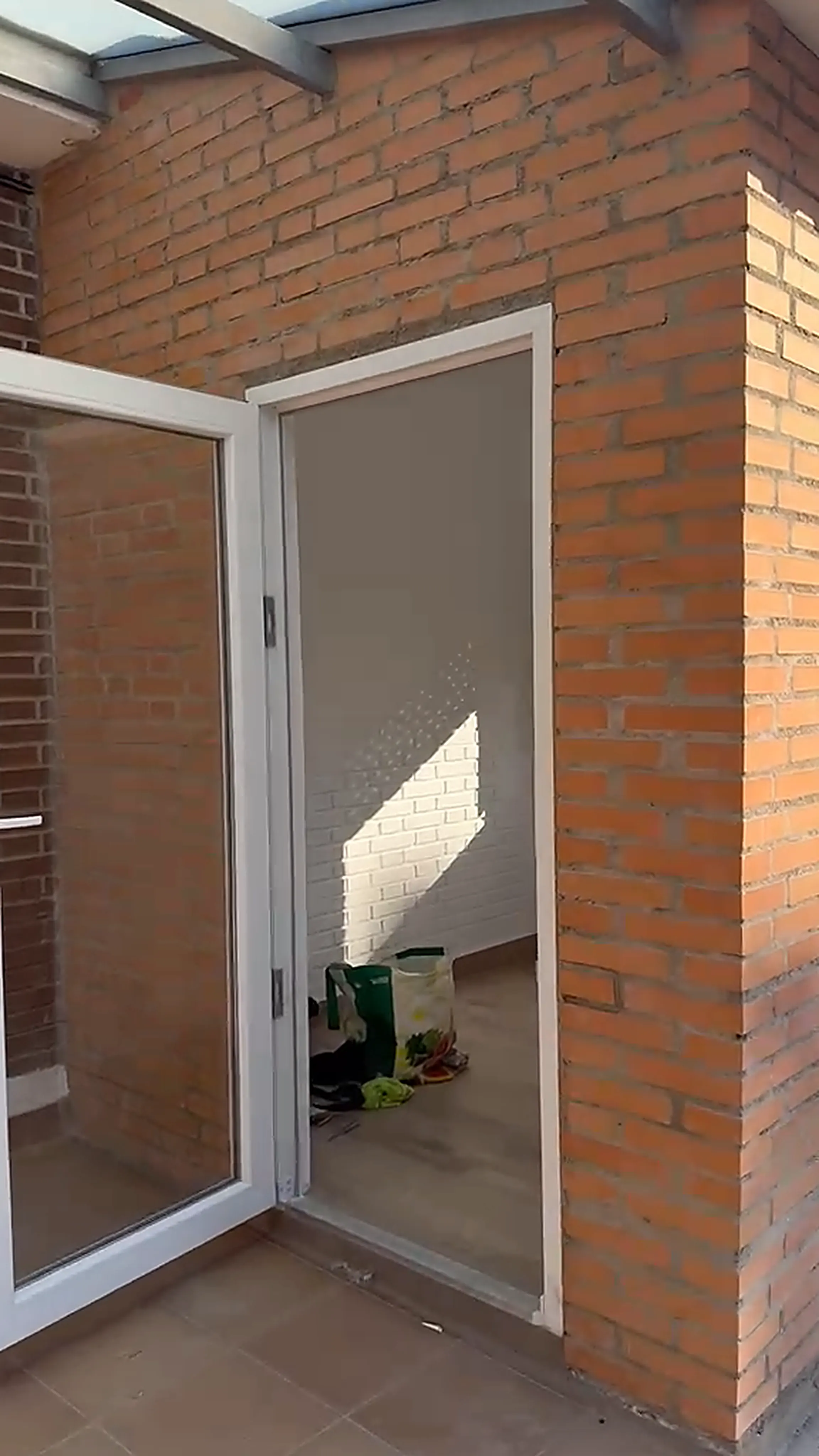 Patio con la carpintería nueva